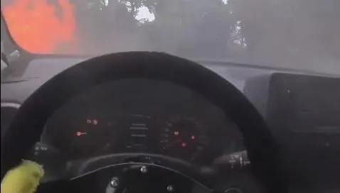 火燒車第一視角曝！廖老大兒遠征拉力賽引擎蓋突竄火　帶女友跳車逃死劫