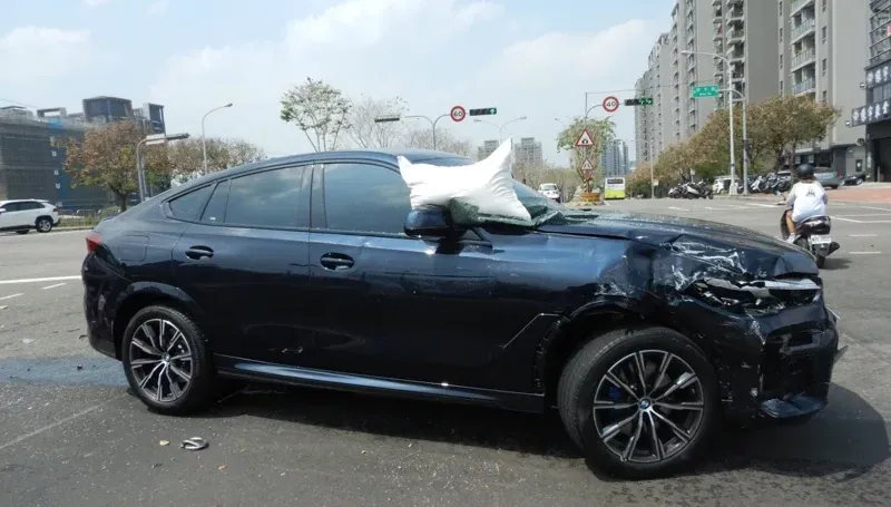 影/BMW X6對撞貨車遭米襲擊！　女酒駕闖紅燈「慘！車還是借來的」
