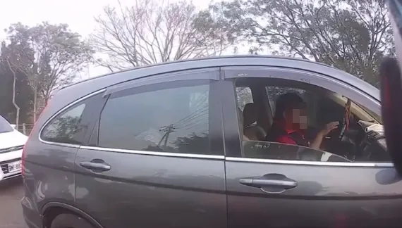 影/誇張！汽車按喇叭逼讓路　騎士質問、對方竟回「我要過呀」