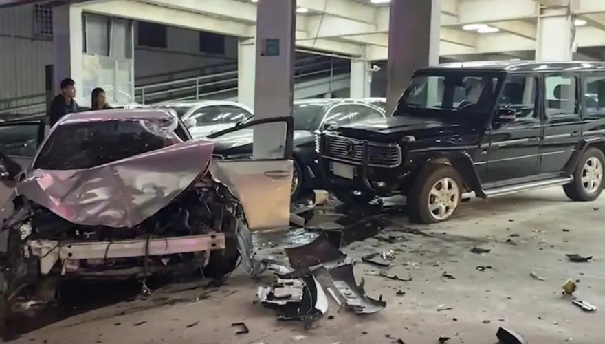 賀成交！台南自小客衝進車行　172.9萬待售賓士G500「下巴撞凹」