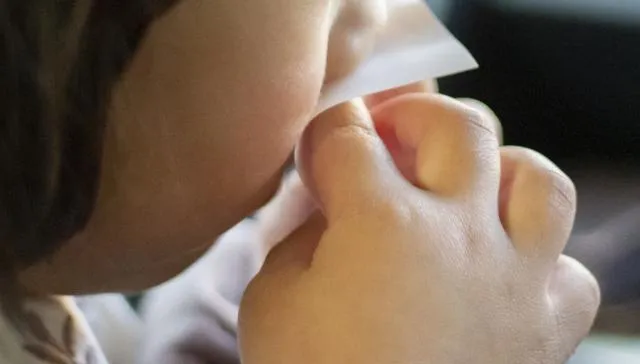 1歲男童流黃鼻涕夾帶血絲一周　醫一看傻眼「鼻腔卡這1物」！