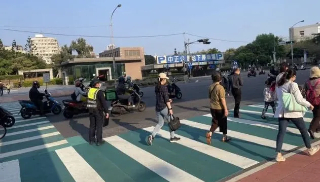 台中公車輾斃母子「行人地獄」慘劇效應！轄區警方硬起來　2周內鐵腕告發578件
