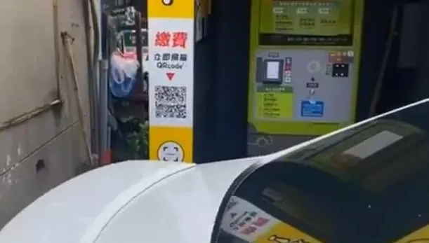 影/這種停車法太狠了！「繳費機整台堵住」網友火大喊話「直接踩過去」