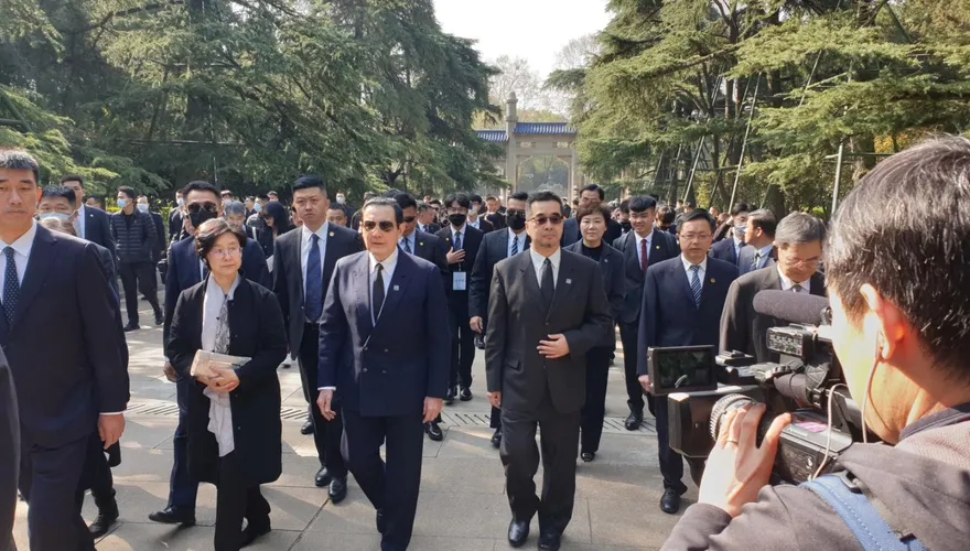 影/馬英九訪陸兩岸破冰　馬英九抵南京中山陵　神情嚴肅在孫中山紀念碑前留影