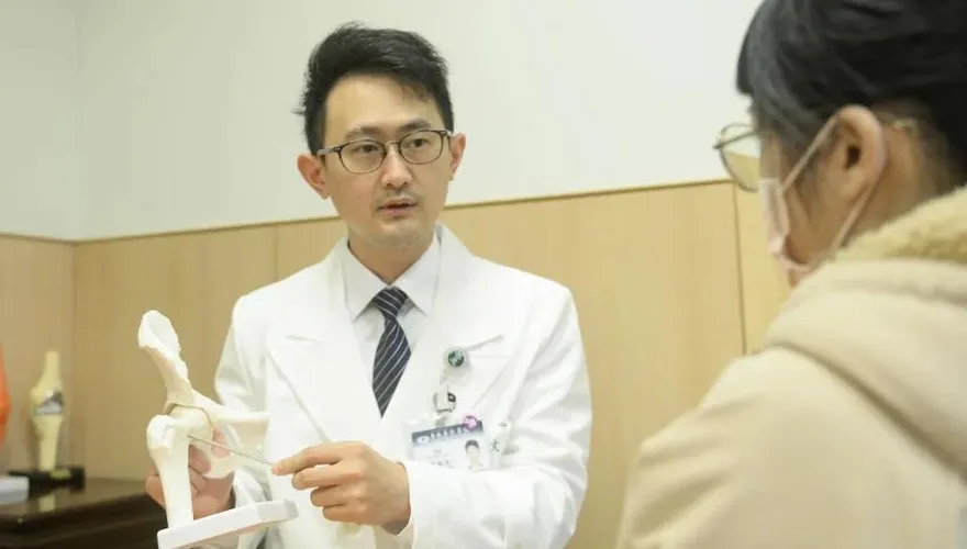 妙齡女髖關節不適以為生長痛！走不動才知「巨大細胞瘤」占滿骨頭