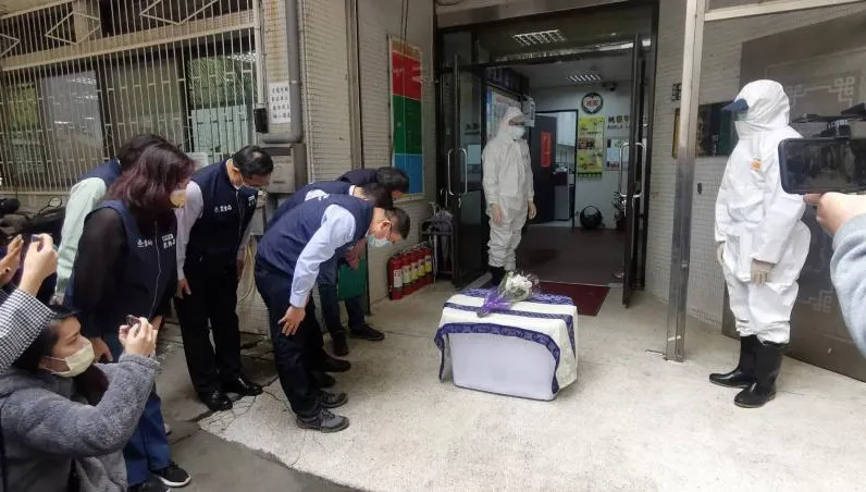 對不起！狒狒冰存桃園動保處　農業局到場列隊向遺體鞠躬道歉