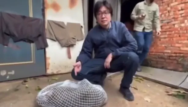 影/狒狒中彈噴血被打包！官員冷血「幫拍照傳給女兒看」　全網氣炸他卻幫腔