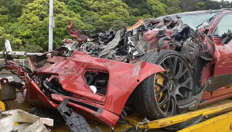 「瑞典坦克」五楊高架追撞工程緩撞車　車頭全毀駕駛挫傷送醫