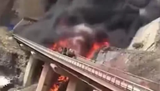 影/20死29傷！沙烏地阿拉伯公車翻覆陷火海　現場驚悚畫面曝