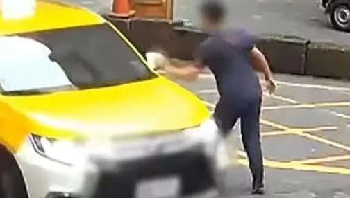 影/賭爛「巴蕊」外加比中指！汐止爆不滿小黃太靠近　竟1掌擊毀照後鏡