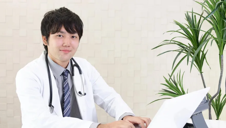 住院阿嬤大讚「醫師好帥」　家屬透露內情「藏洋蔥」：他聽完流淚離開病房
