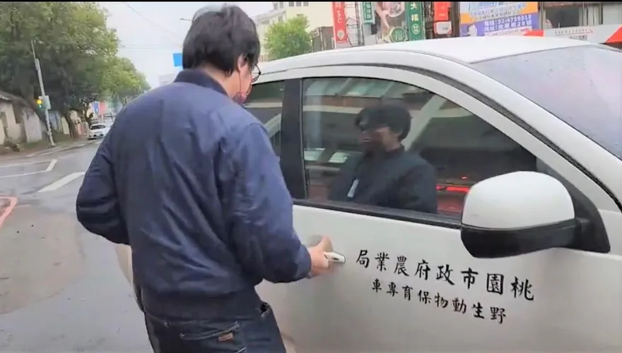 影/狒死事件複訊！農業局、六福村6人進楊梅分局　面對媒體追問給了「這說法」
