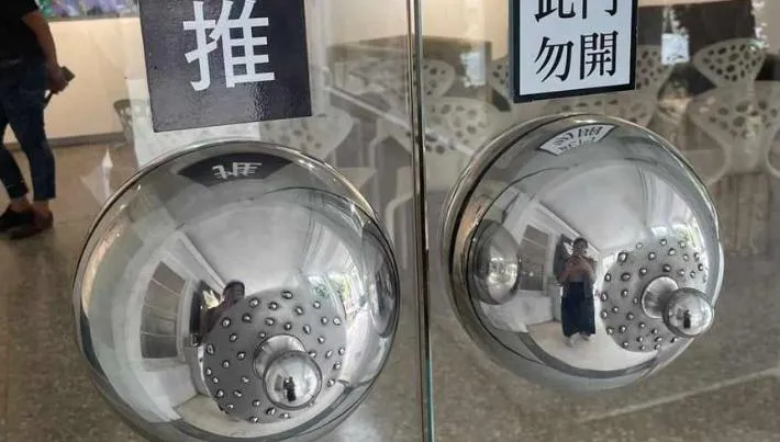 色色照萬人朝聖！高雄藝廊門把讓人非摸不可　老司機看「照片」秒懂