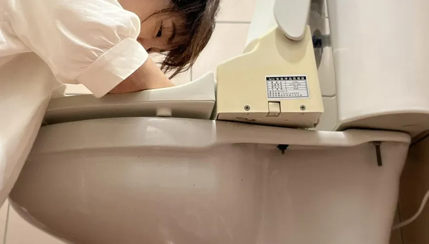 美女主持人「上吐下瀉」急送醫！逾40hr滴水未沾：病毒很兇猛