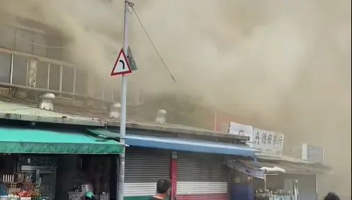 快訊/關渡宮鐵皮屋火警！濃煙竄「街道變灰」不見路　消防隊花半小控制火勢