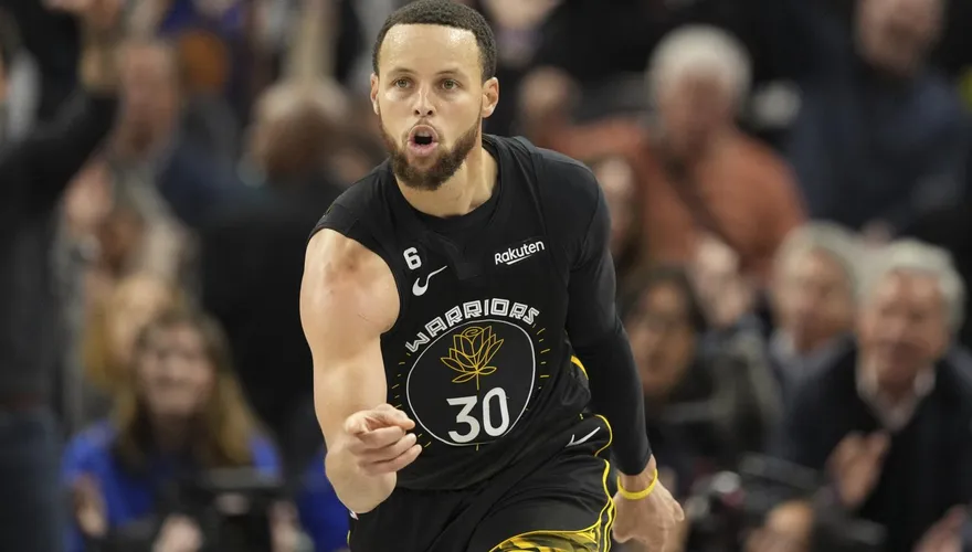 影/柯瑞狂飆39分　勇士20分逆轉鵜鶘！這男人卻說都是他的功勞