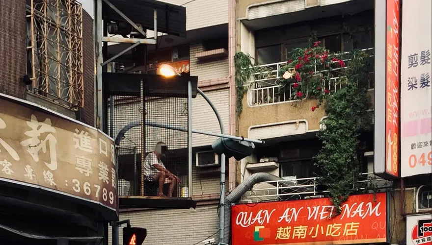 阿伯監視器看著你！正港路上觀察員出現了　網友驚呼：人中之籠