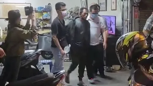 快訊/屏東看守所逃犯涂俊煒抓到了！屏東車站前落網　被大批警力押上車
