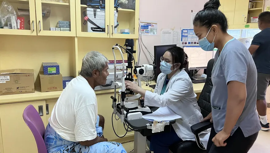 台民超有愛！捐贈「上萬副舊眼鏡」　中山附醫赴吐瓦魯執行醫療計畫