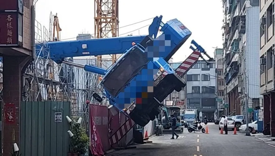 悚！高雄吊車「飛起來」半樓高　長長吊臂棒打工地