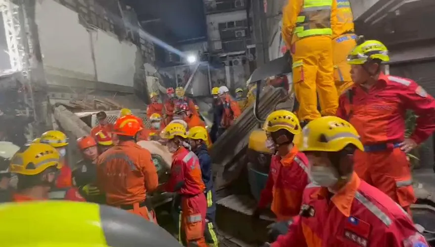 台中老宅倒塌淪廢墟　3名工人遭活埋…第3人挖出已無生命跡象！