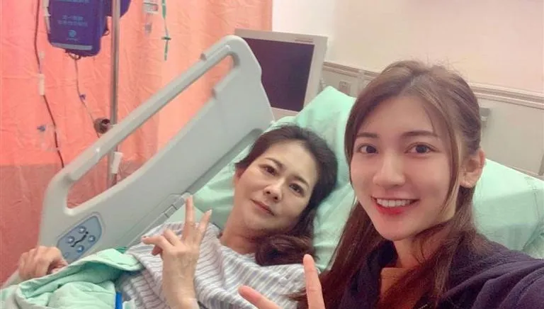 才爆紅就要退出？「炒飯妹」貼母女病床照悲吐原因　鄉民被「她」吸引卻秒歪樓