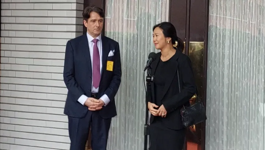 快訊/吳欣盈「男神級洋老公」現身了！立法院護妻產後復出　甜喊這一句