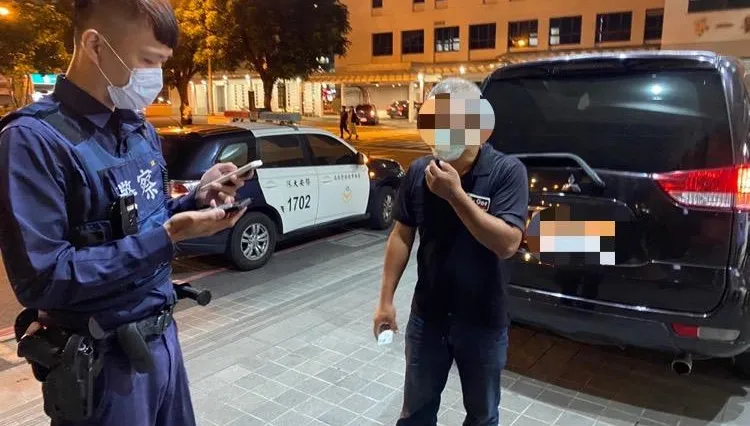 影/女兒昏倒了幫幫我！父當街攔警求助　警車開路6分鐘成功搶命