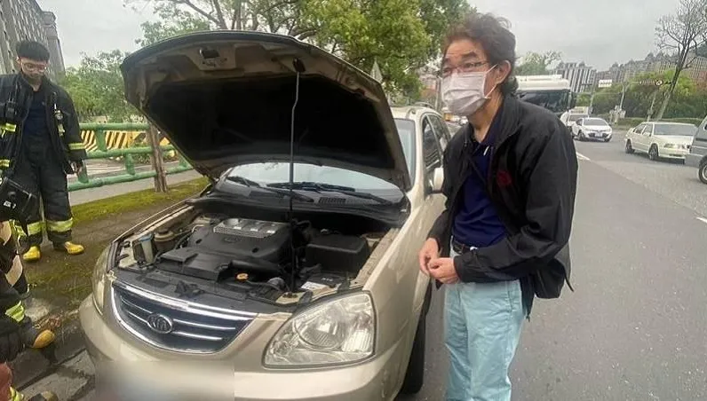 水箱破裂、車頭狂冒白煙！男下匝道慌張棄車逃生