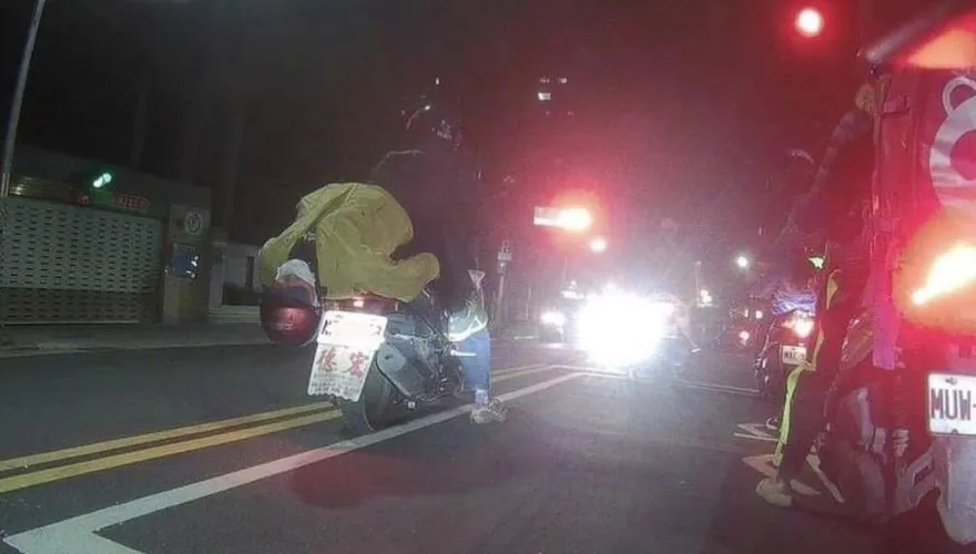 影/道路版大法師深夜嚇壞路人　警：已違規最高可罰600元