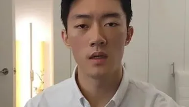 影/稱爺爺全斗煥是「屠殺禍首」　全宇元向光州遺族下跪致歉