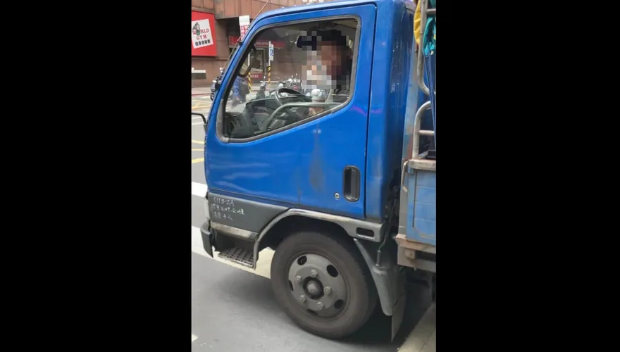 影/母女3人過馬路　貨車司機無視「直直衝」遭制止反飆髒話　公司慘遭一星負評灌爆！