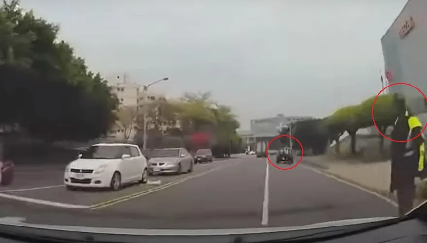影/釣魚執法？台中警路口欲走還留　女駕駛右轉下秒「前方罰單等著她」