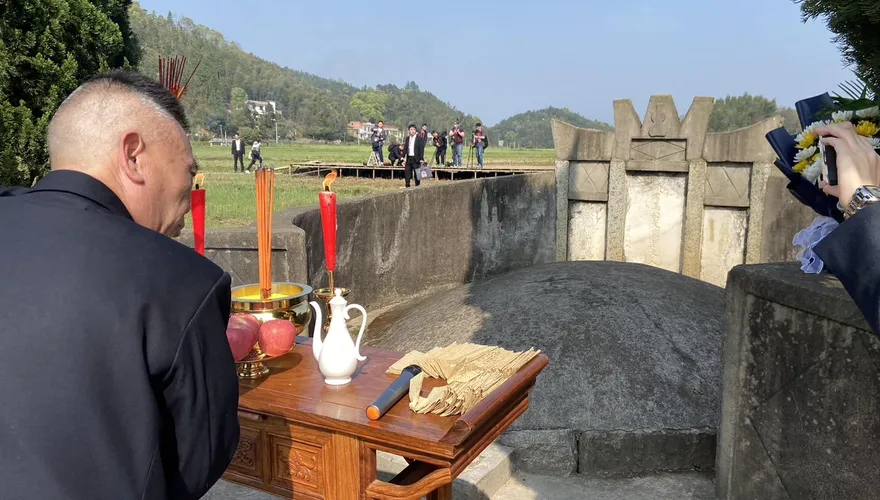 馬英九訪陸破冰/馬家17人返鄉祭祖　鄉親熱烈歡迎馬英九
