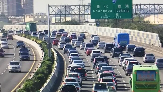 快訊/連假首日國1彰化路段變大型停車場　時速不到40公里出遊民眾怨掃興
