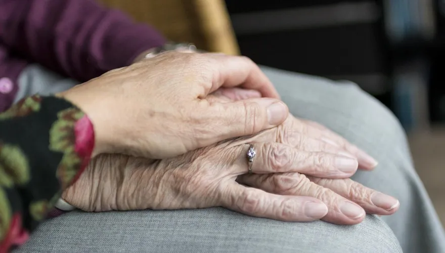 影/太誇張！保母不滿87歲老人床上失禁　竟叫她「吃下去」