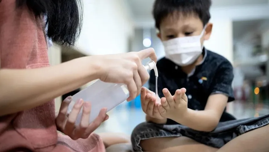 2歲女童誤食未煮熟蝦子！感染沙門氏菌「狂吐還拉血便」　醫示警：個案變多了