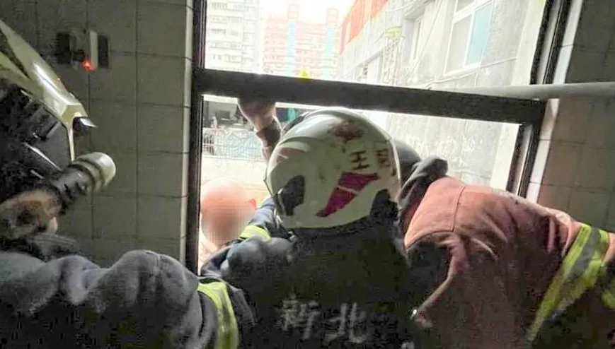 驚！8旬老翁從窗戶爬出「修東西」竟卡半空　警消及時救回