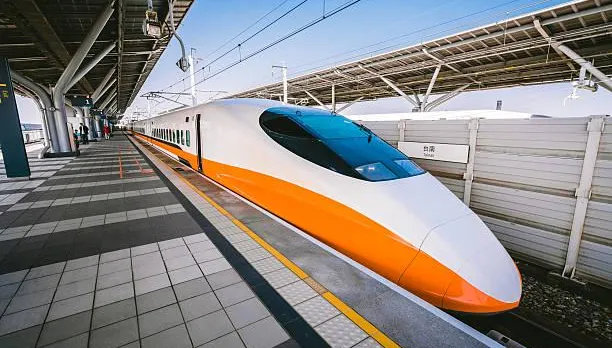 連假第2天就出包！高鐵列車突急停　車廂「一片黑」乘客全嚇壞