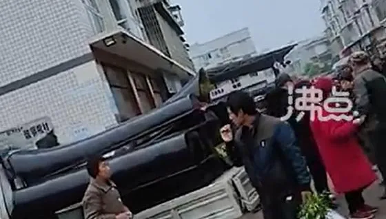 影/街頭叫賣「特殊棺材」引圍觀　資深同業爆：「這材質」可耐腐