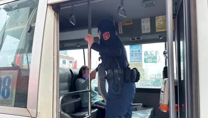 桃園女童搭公車拒下車！警花姊姊靠這招解決　背後藏暖心原因