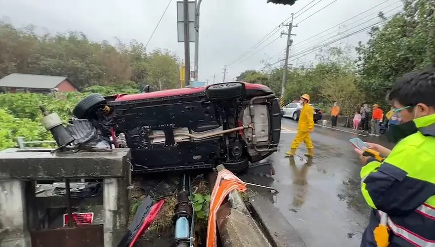 雲林轎車路口暴衝！翻車壓爆自來水管線「水柱噴出」　駕駛被驗出這反應