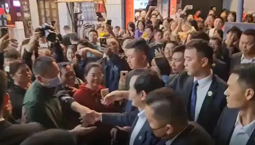 影/馬英九訪陸兩岸破冰　夜逛長沙太平老街　民眾爭相握手塞爆了