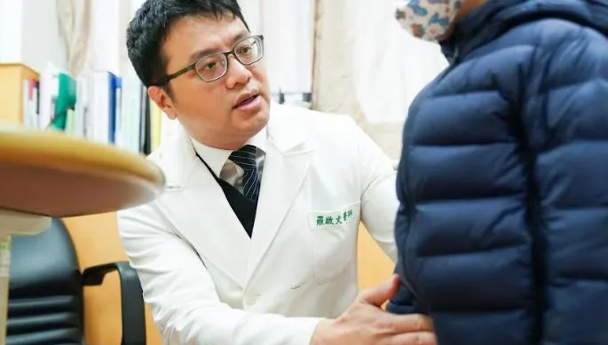 2歲男童鼠蹊部明顯凸起「腹股溝疝氣」！嚴重時有可能引發敗血性休克致死！