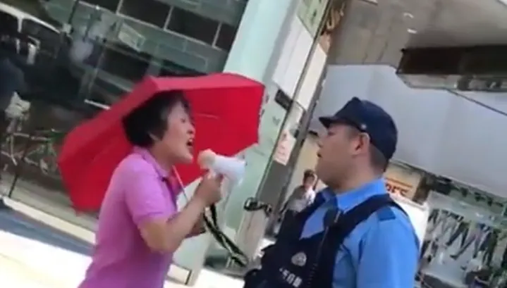 影/大媽大鬧日本！舉大聲公狂吼日本警察　陸網友怒：丟臉丟到國外