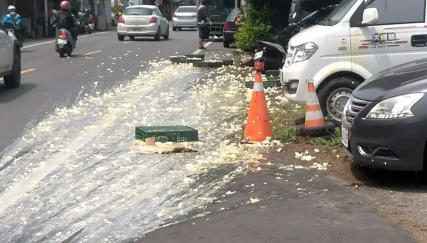 好可惜啊！運「鈔」車打破11箱雞蛋肇逃　柏油路狂喝「蛋花湯」