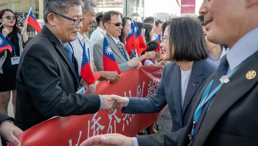 「太久沒選舉忘台語、考察團來買東西」頻失言！網酸蔡英文沒「這個」就開始丟臉