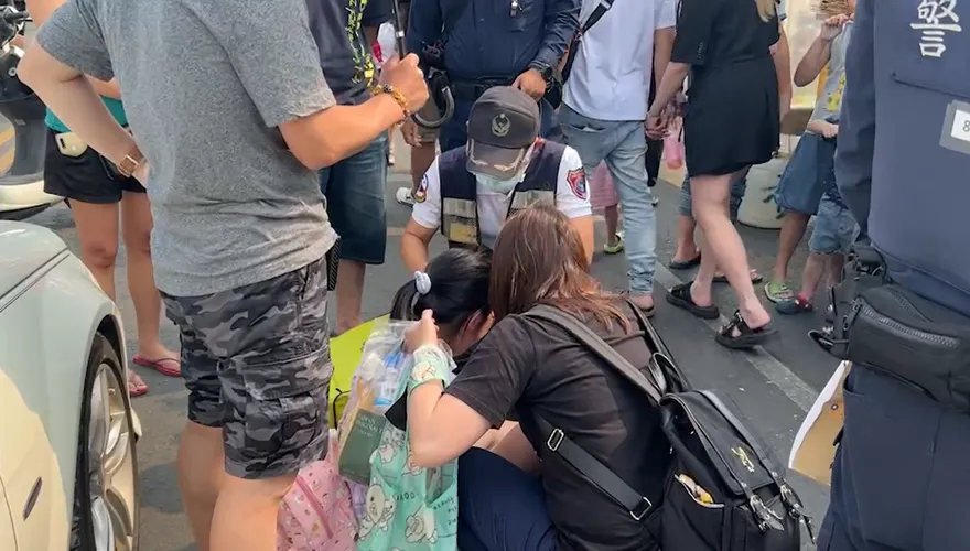 快訊/連假出遊意外！少女旗津過馬路被車撞　雙腿站不起來