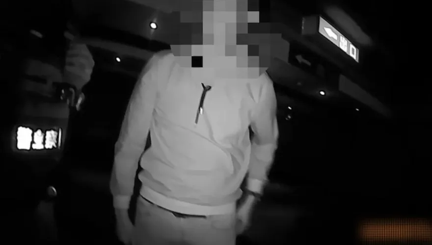 糗！摩鐵遇警盤查原已過關　他拿手機時掉出1包這東西下場慘了