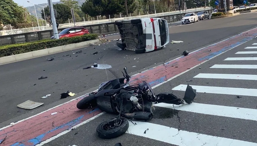 快訊/高雄楠梓對撞車禍！機車粉碎　自小客車車頭全毀
